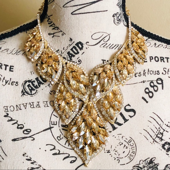 Christian Siriano Jewelry - 🎉HP🎉TRENDING RARE Jeweled Statement Necklace